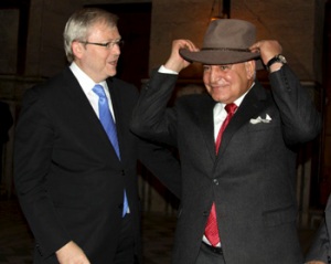 Mr. Rudd gives Dr. Hawass an Australian bush hat. (Photo: Meghan E. Strong)
